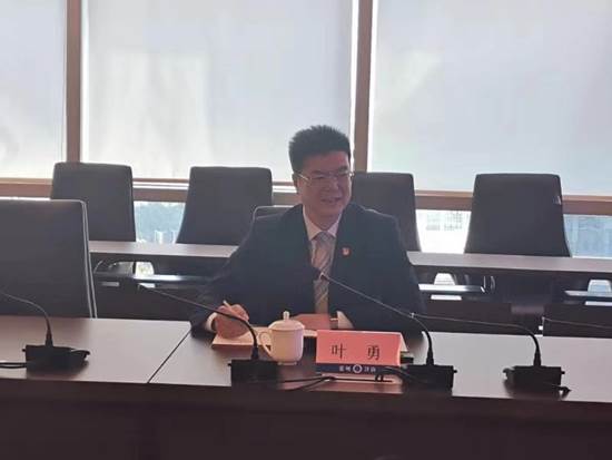 图片包含 室内, 餐桌, 笔记本电脑, 就坐 描述已自动生成